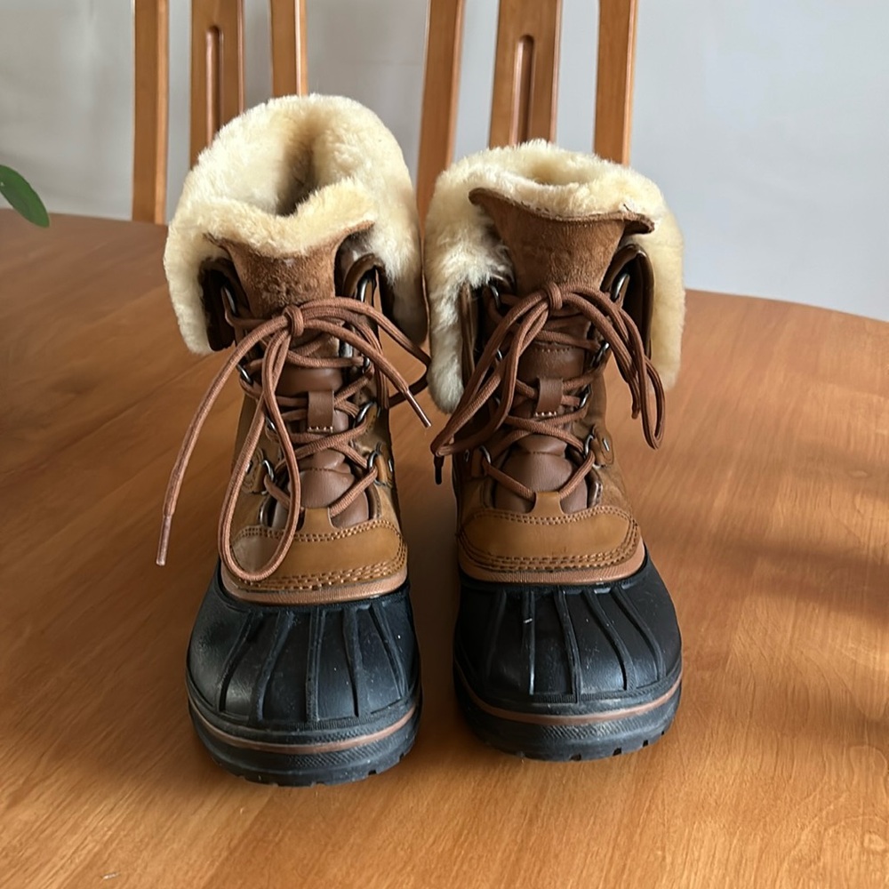 Crocs Women's AllCast II Luxe Snow Boot barely worn